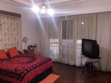 Venta Depto. 4 amb. Balcón al frente. Patio
