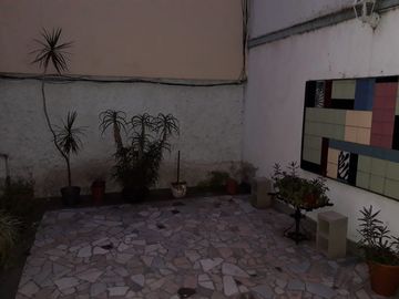 Venta Depto. 4 amb. Balcón al frente. Patio