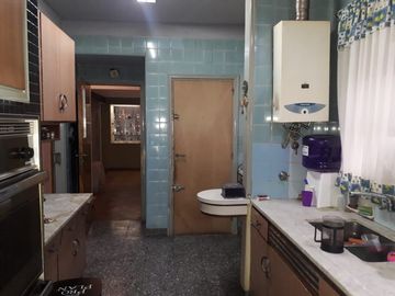 Venta Depto. 4 amb. Balcón al frente. Patio