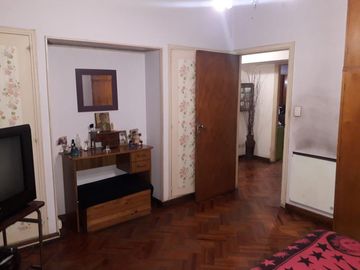 Venta Depto. 4 amb. Balcón al frente. Patio