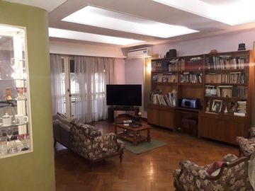Venta Depto. 4 amb. Balcón al frente. Patio