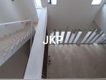 RUMAH BARU MURAH 2 LANTAI SIAP HUNI KONSEP HEMAT ENERGI LOKASI STRATEGIS DI CIPINANG JATINEGARA JAKARTA TIMUR