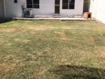 Se vende casa con amplio Jardín en Villas de Irapuato!