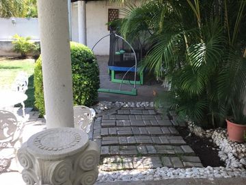 Se vende casa con amplio Jardín en Villas de Irapuato!