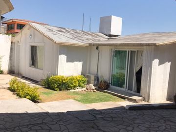 Se vende casa con amplio Jardín en Villas de Irapuato!