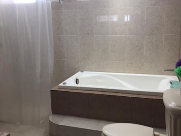 Se vende casa con amplio Jardín en Villas de Irapuato!