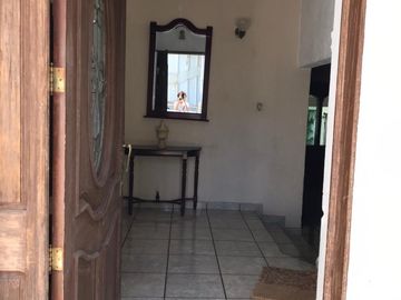 Se vende casa con amplio Jardín en Villas de Irapuato!