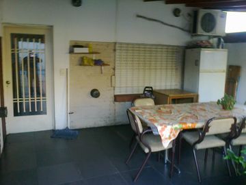 EXCELENTE PH FRENTE 4 AMBIENTES CON FONDO LIBRE Y PISCINA