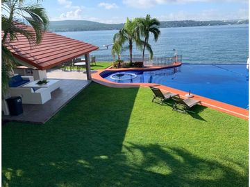 CASA EN VENTA A ORILLA DEL LAGO 