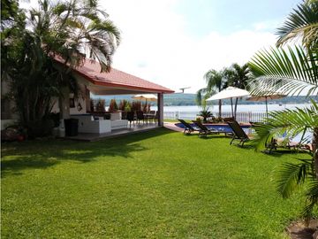 CASA EN VENTA A ORILLA DEL LAGO 