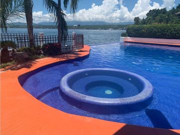 CASA EN VENTA A ORILLA DEL LAGO 