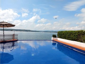 CASA EN VENTA A ORILLA DEL LAGO 