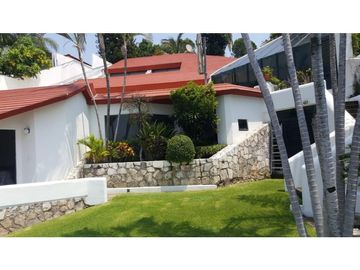 CASA EN VENTA A ORILLA DEL LAGO 