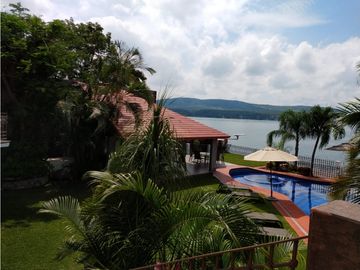 CASA EN VENTA A ORILLA DEL LAGO 