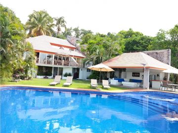 CASA EN VENTA A ORILLA DEL LAGO 