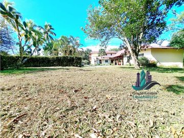VENDO CASA HERMOSA EN TERRENO DE 01HECTAREA