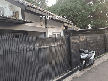 HOT SALE Dijual Cepat Rumah Terawat Dengan Tanah Luas Di Ciputat