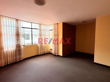 Venta de linda casa de 3 pisos mas azotea en Urb. San Isidro I Etapa, rodeada de parques
Ubicada cerca de Av. Metropolitana II, Universidad Privada d