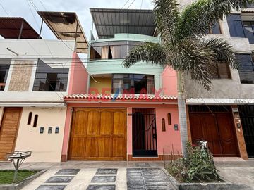 Venta de linda casa de 3 pisos mas azotea en Urb. San Isidro I Etapa, rodeada de parques
Ubicada cerca de Av. Metropolitana II, Universidad Privada d