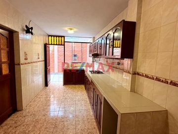 Venta de linda casa de 3 pisos mas azotea en Urb. San Isidro I Etapa, rodeada de parques
Ubicada cerca de Av. Metropolitana II, Universidad Privada d