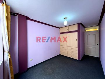 Venta de linda casa de 3 pisos mas azotea en Urb. San Isidro I Etapa, rodeada de parques
Ubicada cerca de Av. Metropolitana II, Universidad Privada d