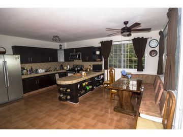 CASA EN VENTA EN LA MONTAÑA DE TRES PISOS,  2500M2, EN ALTOS DEL MARIA