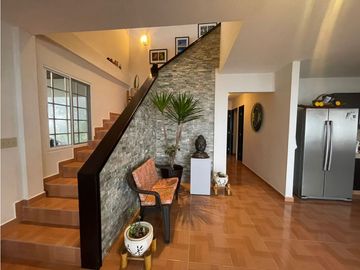 CASA EN VENTA EN LA MONTAÑA DE TRES PISOS,  2500M2, EN ALTOS DEL MARIA