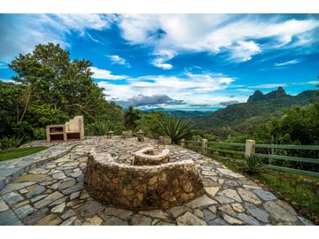 CASA EN VENTA EN LA MONTAÑA DE TRES PISOS,  2500M2, EN ALTOS DEL MARIA