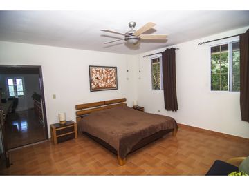 CASA EN VENTA EN LA MONTAÑA DE TRES PISOS,  2500M2, EN ALTOS DEL MARIA