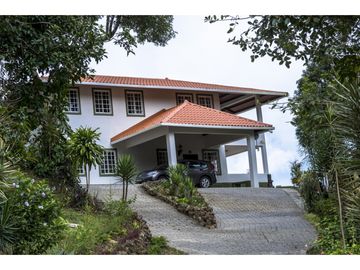 CASA EN VENTA EN LA MONTAÑA DE TRES PISOS,  2500M2, EN ALTOS DEL MARIA