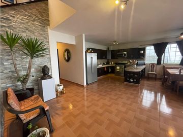CASA EN VENTA EN LA MONTAÑA DE TRES PISOS,  2500M2, EN ALTOS DEL MARIA