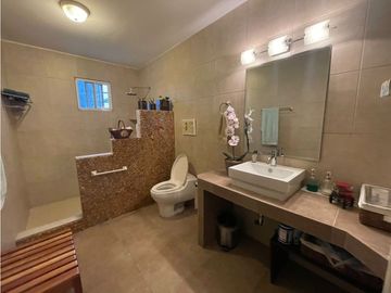 CASA EN VENTA EN LA MONTAÑA DE TRES PISOS,  2500M2, EN ALTOS DEL MARIA