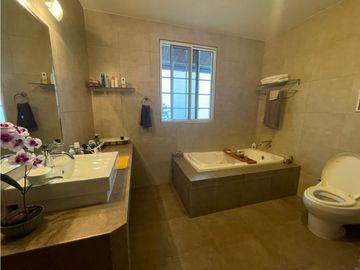 CASA EN VENTA EN LA MONTAÑA DE TRES PISOS,  2500M2, EN ALTOS DEL MARIA