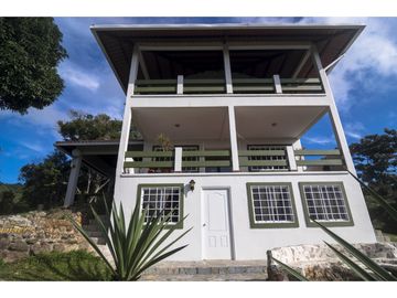 CASA EN VENTA EN LA MONTAÑA DE TRES PISOS,  2500M2, EN ALTOS DEL MARIA