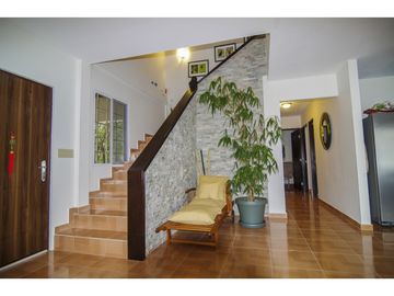 CASA EN VENTA EN LA MONTAÑA DE TRES PISOS,  2500M2, EN ALTOS DEL MARIA