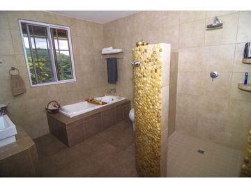 CASA EN VENTA EN LA MONTAÑA DE TRES PISOS,  2500M2, EN ALTOS DEL MARIA