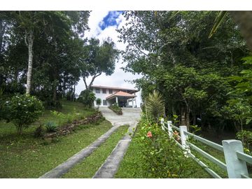 CASA EN VENTA EN LA MONTAÑA DE TRES PISOS,  2500M2, EN ALTOS DEL MARIA