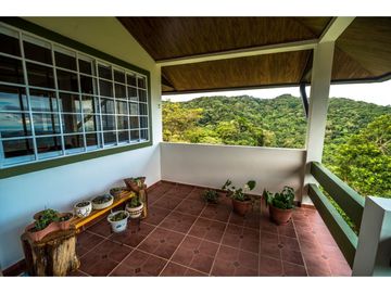 CASA EN VENTA EN LA MONTAÑA DE TRES PISOS,  2500M2, EN ALTOS DEL MARIA