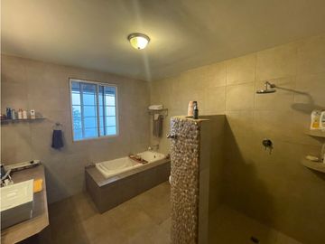 CASA EN VENTA EN LA MONTAÑA DE TRES PISOS,  2500M2, EN ALTOS DEL MARIA