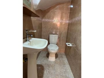 SE VENDE HERMOSA CASA DE 3 NIVELES EN SANTA MONICA DOSQUEBRADAS