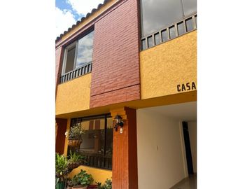 SE VENDE HERMOSA CASA DE 3 NIVELES EN SANTA MONICA DOSQUEBRADAS