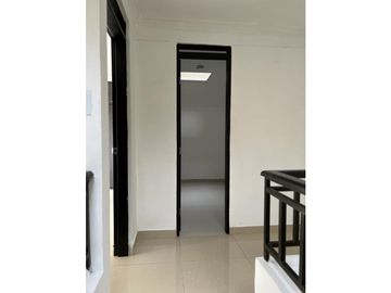 SE VENDE HERMOSA CASA DE 3 NIVELES EN SANTA MONICA DOSQUEBRADAS