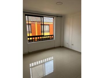 SE VENDE HERMOSA CASA DE 3 NIVELES EN SANTA MONICA DOSQUEBRADAS