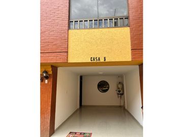 SE VENDE HERMOSA CASA DE 3 NIVELES EN SANTA MONICA DOSQUEBRADAS