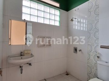 Rumah 3 Lantai dalam Komplek dekat Tol Brigif