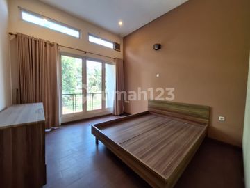 Rumah 3 Lantai dalam Komplek dekat Tol Brigif