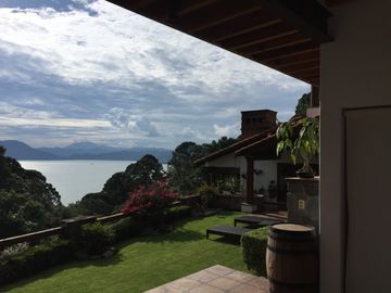 PROPIEDAD CON EXCELENTE VISTA AL LAGO, AVANDARO