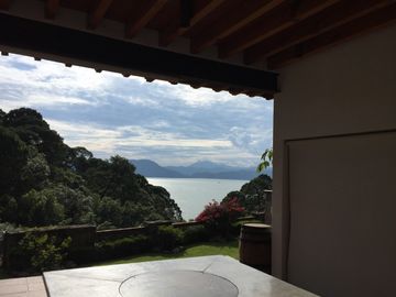 PROPIEDAD CON EXCELENTE VISTA AL LAGO, AVANDARO