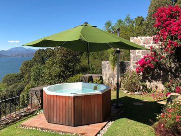 PROPIEDAD CON EXCELENTE VISTA AL LAGO, AVANDARO