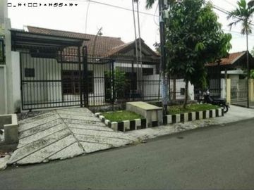 RUMAH TENGGILIS UTARA Sangat Terawat Siap Huni Hadap Selatan